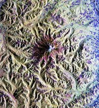 Image of Mt. Rainier that links to more detailed image.